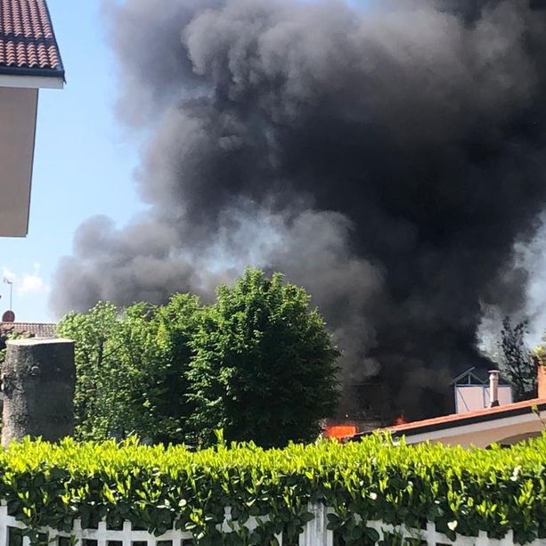 Vigone: una tettoia va in fiamme in una zona residenziale