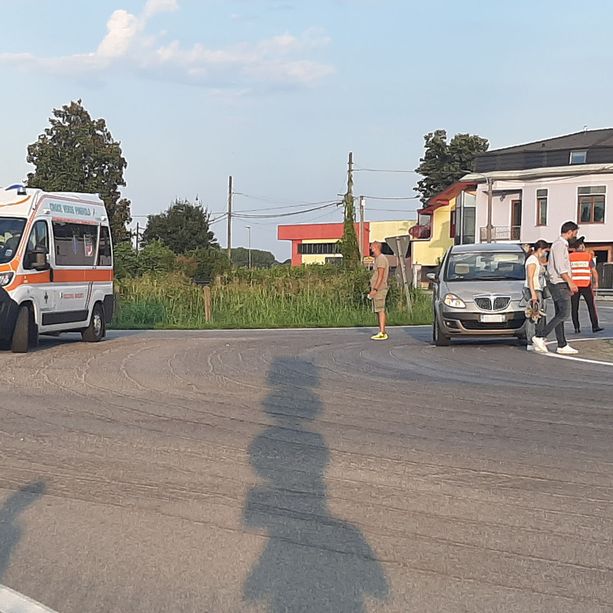 Scontro tra auto e bicicletta in una rotonda a Vigone