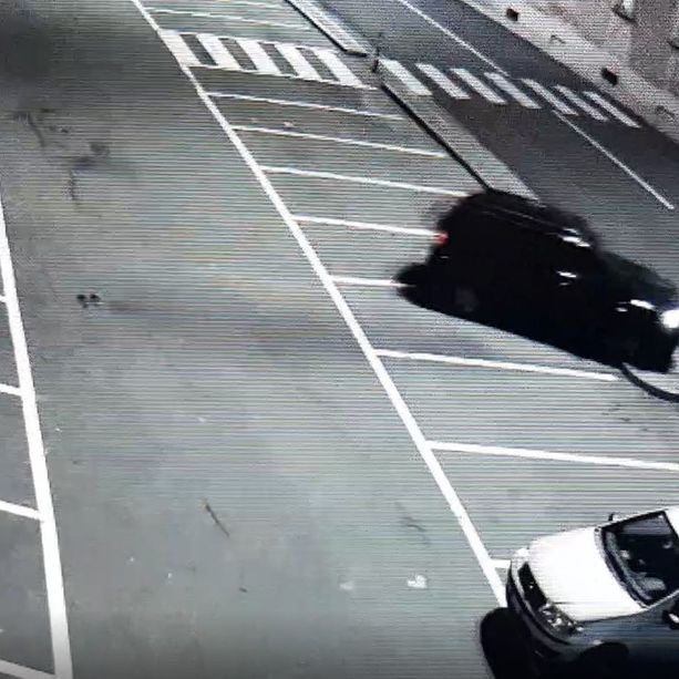 Vigone: prova a uscire dalla piazza vuota, ma urta il palo della luce [VIDEO]
