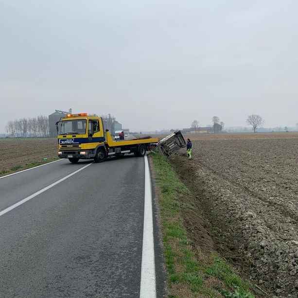 Un furgoncino esce di strada tra Vigone e Villafranca