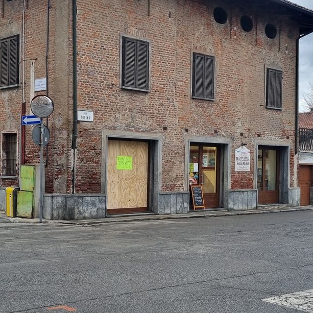 Vigone: finisce con l’auto nella vetrina di un negozio
