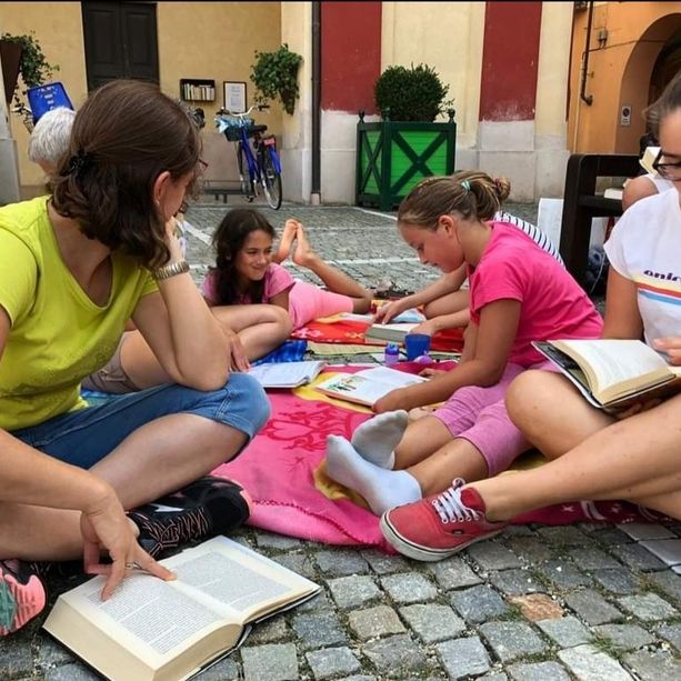 La sfida lanciata a Vigone: cento foto di lettori per celebrare la Giornata internazionale del libro