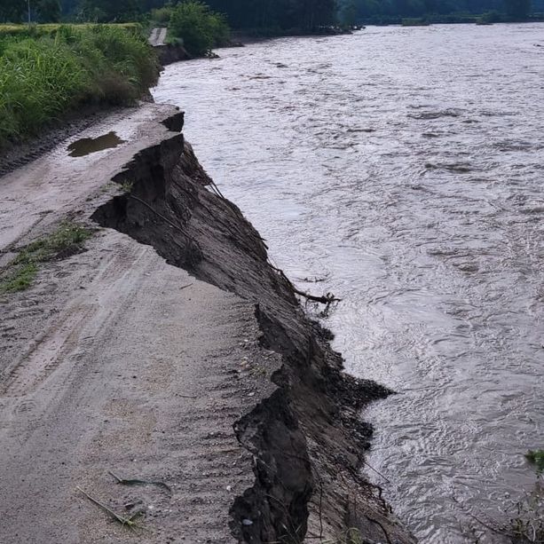 Vigone: la furia dell’acqua cancella la stradina che porta al Pellice