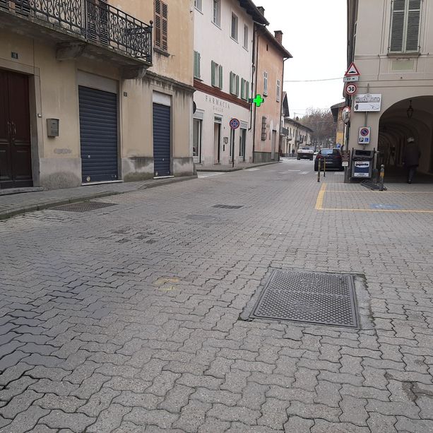 Primi giorni di zona rossa a Vigone: c’è chi viene da fuori per comprare batterie o luci di Natale