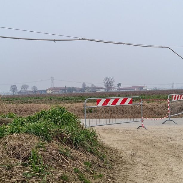 Vigone: trattore abbatte un palo del telefono con sollevatore telescopico