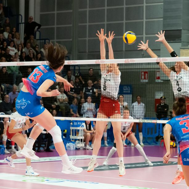 Volley A1/F: spettacolo al Pala Bus Company. L’mvp Németh incanta i tifosi [FOTO]