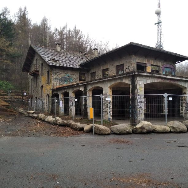 Villar Perosa recinta l’ex albergo dei rave party