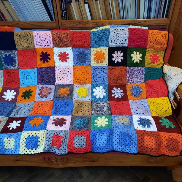 Villar Perosa srotola la sua super coperta solidale