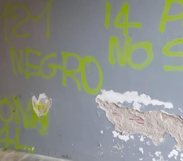 Muri imbrattati dietro le scuole elementari a Villar Perosa [FOTO]