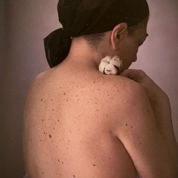 Tra fiori e autoscatti, la violenza sulle donne si racconta con ‘Viola’