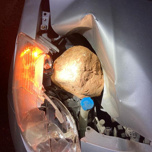 Volvera: lanciano un masso dal cavalcavia dell’autostrada e colpiscono un’auto [FOTO]