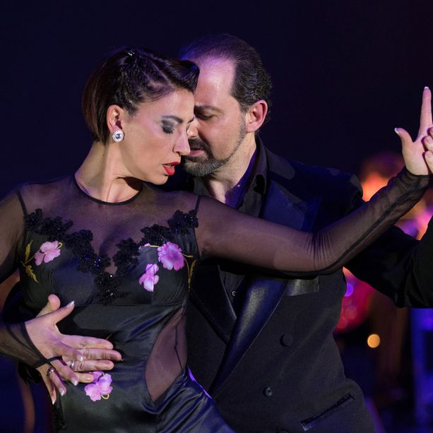 Combo da ostello a palco multidisciplinare: 50 spettacoli estivi tra teatro, musica, circo e letteratura
