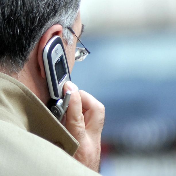 Usa troppo il cellulare per lavoro e gli viene un tumore: il tribunale dà ragione a un 65enne