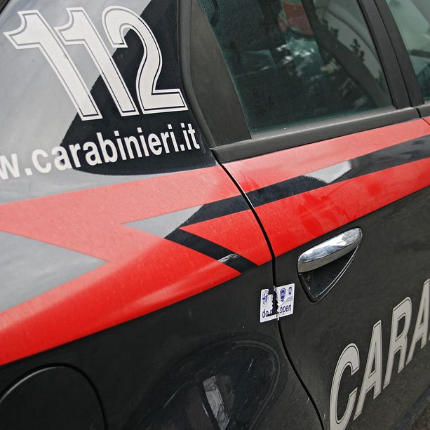 Pinerolo: prende a pugni in viso un giovane per un saluto a una ragazza