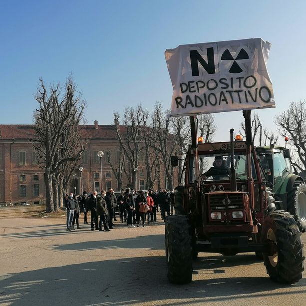 Carmagnola, una sfilata da 150 trattori per dire no all'ipotesi del deposito di scorie nucleari [FOTO]
