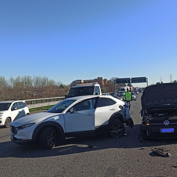 Tangenziale in tilt: la settimana comincia con un incidente all'altezza di Collegno: nessun ferito, ma traffico a rilento