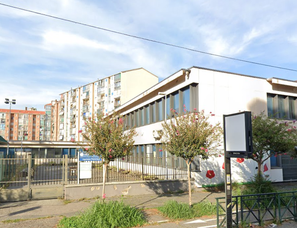 Paura ai Servizi sociali di via Filadelfia: un uomo entra con una mazza e devasta gli uffici del primo piano e del pian terreno
