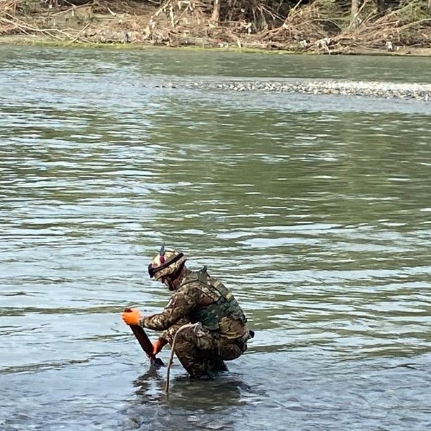 Una bomba della Seconda Guerra Mondiale sul fondo del Po al Meisino: gli artificieri dell'Esercito neutralizzano il pericolo [FOTO]