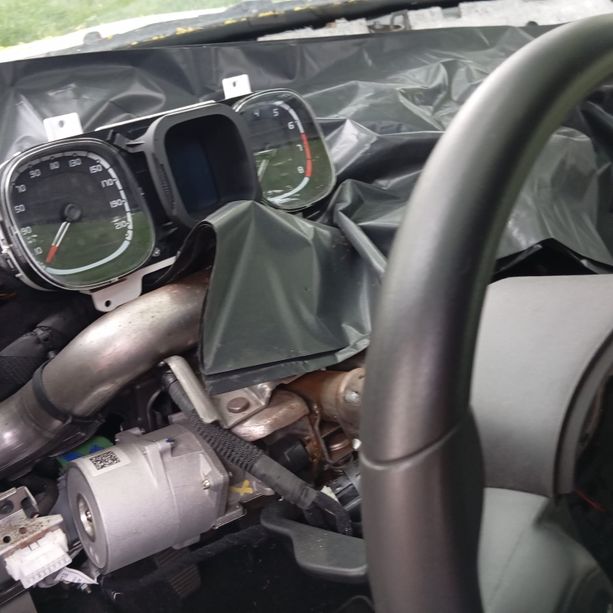 Auto abbandonata e smontata pezzo per pezzo: &quot;Rubati per il mercato nero?&quot;