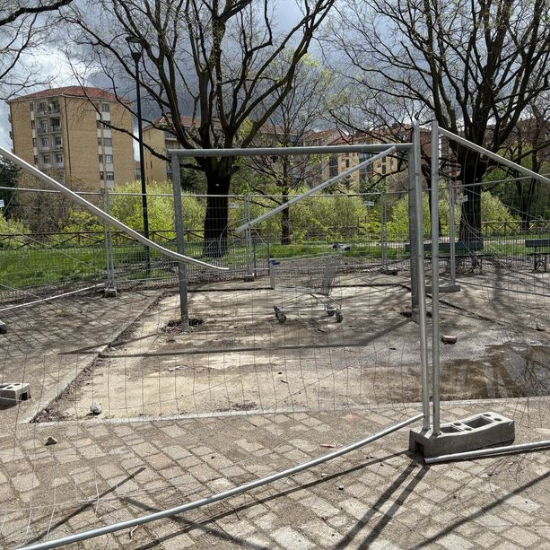 Transenne ko e un carrello della spesa nell'area di cantiere, al Maiocco fanno festa anche i vandali