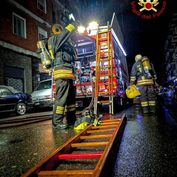 Barriera di Milano, brucia un alloggio nel cuore della notte: intervento dei vigili del fuoco per mettere in salvo le persone [FOTO]