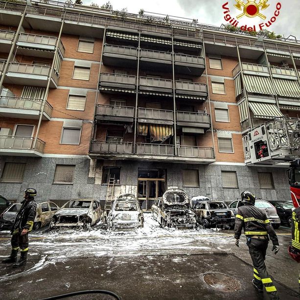 Rogo in via Sineo: un'auto prende fuoco, ma le fiamme avvolgono anche altre vetture vicine e il palazzo di fronte [VIDEO]