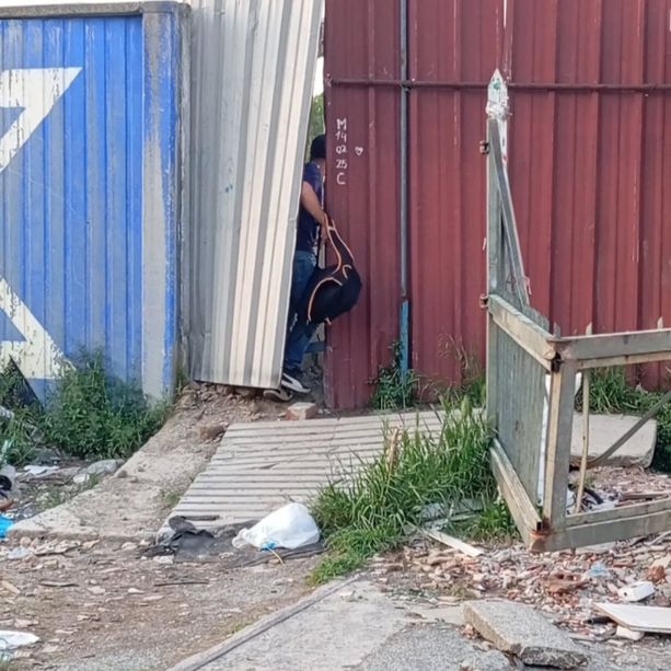 Gli irriducibili dell'ex Gondrand, si aprono un varco tra le lamiere per tornare a "casa"