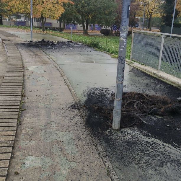 Cassonetti e rifiuti incendiati, un'altra notte da incubo per piazza Livio Bianco