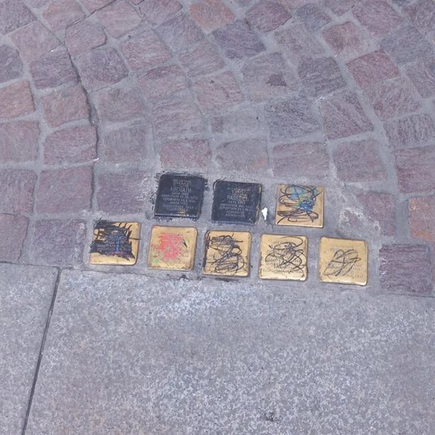 Vandalizzate le otto pietre d'inciampo di piazza Santa Giulia: erano state messe il 3 febbraio Vandalizzate le otto pietre d'inciampo di piazza Santa Giulia: erano state messe il 3 febbraio
