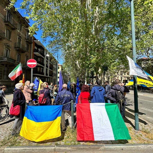 In piazza Crimea un 25 Aprile con le bandiere ucraine: “Senza armi non c’è resistenza” [FOTO]