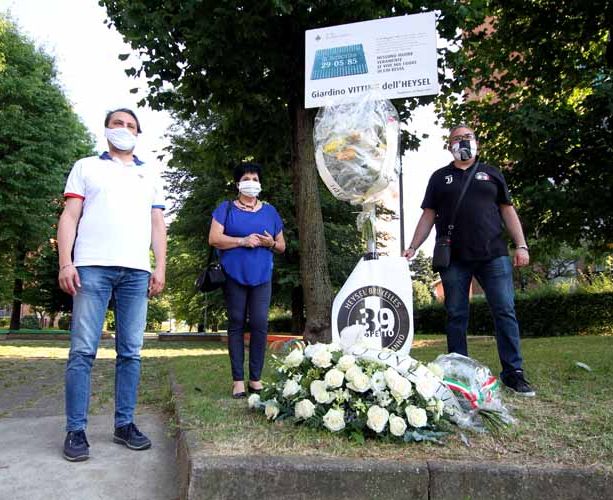 Tragedia dell'Heysel, la città di Grugliasco ha fatto memoria delle vittime nel giardino a loro intitolato