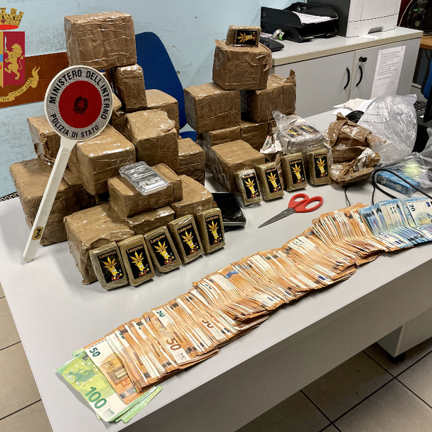 Viveva con 30 chili di hashish in casa (e quasi 16mila euro in contanti): manette per un 30enne in corso Svizzera