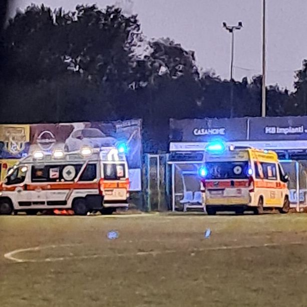 Il calciatore stramazza in campo, l’allenatore ospite gli salva la vita: a San Mauro vince il coraggio