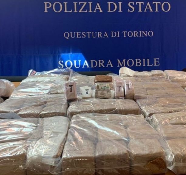 Trasporta 84 kg di hashish nel vano del furgone: Squadra Mobile arresta trafficante di droga [VIDEO]