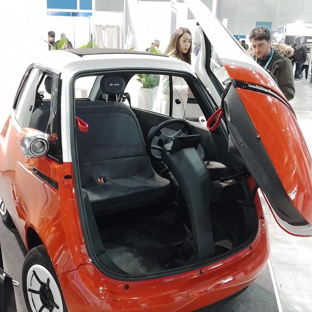 Micro auto, tute spaziali e muletti intelligenti: il futuro si mette in mostra tra gli stand dell'Oval [FOTO]