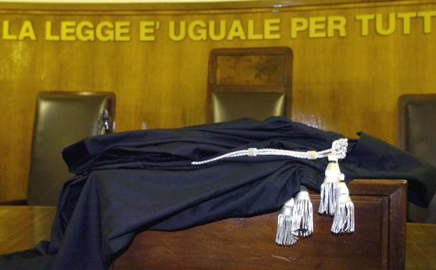Bici lanciata dai Murazzi, condannata a 16 anni la ragazza maggiorenne: guardò gli amici ma non fece niente per fermarli