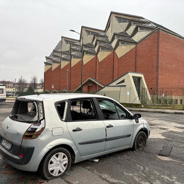 Carcasse di auto e camper davanti alla parrocchia: &quot;Ora basta, si sgomberi l'area&quot;