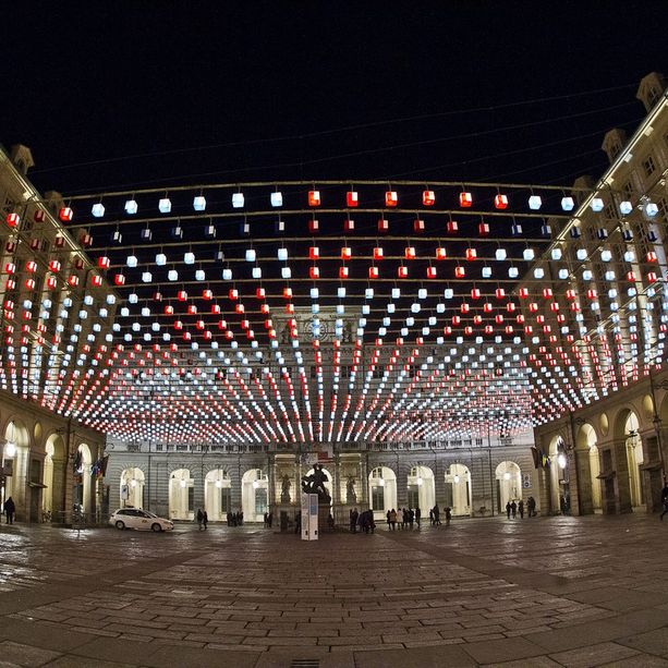 &quot;Luci d'Artista&quot; accende 26 opere tra centro e periferia (rischiarando anche il commercio)