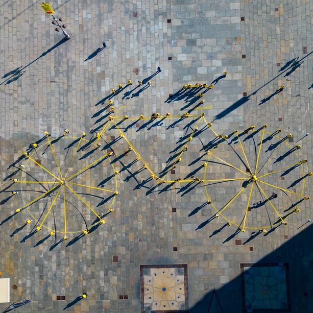 Una spettacolare bicicletta umana ha dato il via, in piazza Castello, alla festa per il Tour de France