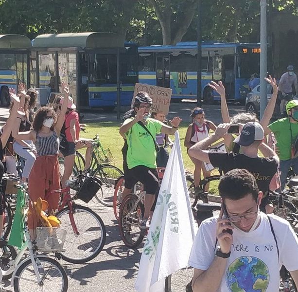 Pedalata sostenibile Fridays for Future: &quot;Si parla di ripartenza green ma per ora solo misure limitate&quot; [FOTO E VIDEO]