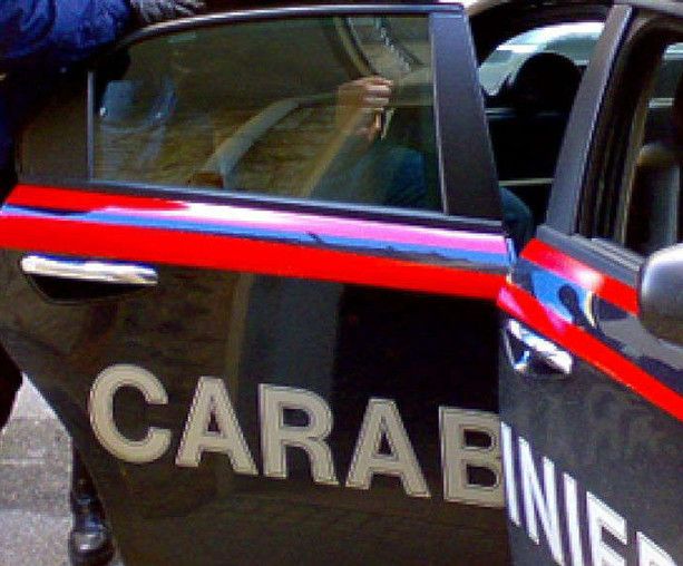 Weekend di controlli per i carabinieri nel Torinese: denunce per guida in stato di ebbrezza, furto, possesso di armi e droga
