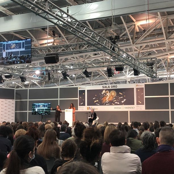 Salone del Libro, Chimamanda: “Sogno un mondo post Covid in cui gli uomini leggono i libri scritti dalle donne”