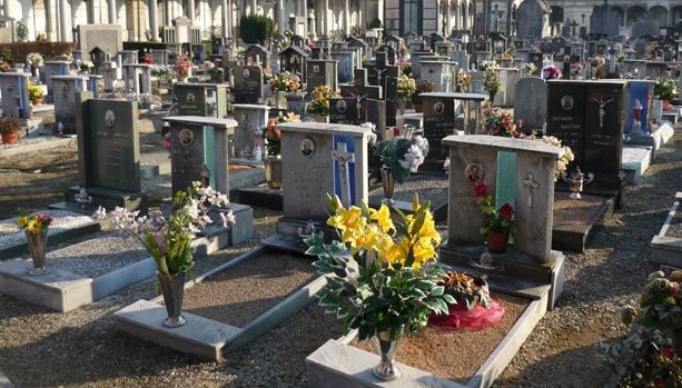 Il Covid pesa anche sui servizi cimiteriali: 86 funerali in un giorno solo e i decessi sono 1337 in più rispetto al 2019