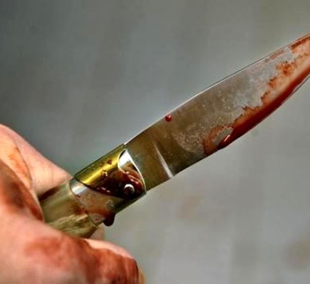 Aggressione per rapina finisce con una coltellata: 44enne ferito in strada a Sauze d'Oulx