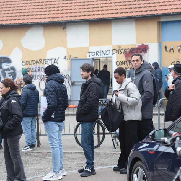 In coda, accampati e al freddo per un permesso. In Corso Verona poco è cambiato: “Si deve fare di più, l’autunno è lontano” [FOTO]