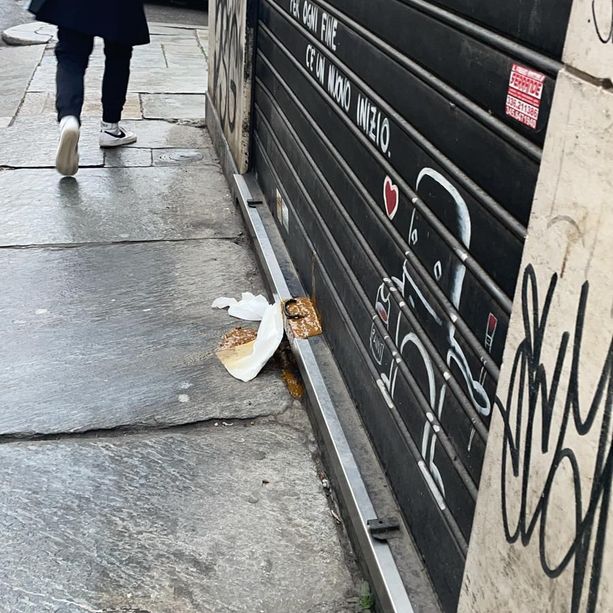 Clochard, escrementi e pipì nel centro di Torino. Negozianti e residenti: &quot;Basta degrado&quot;