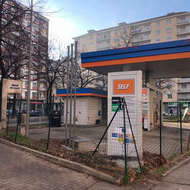 L’ex distributore abbandonato diventa casa per i senzatetto. E in futuro potrebbe persino riaprire
