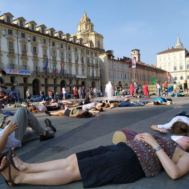 Extinction Rebellion conquista Piazza Castello e rilancia l'appello ai media: “Dite la verità sulla crisi climatica”