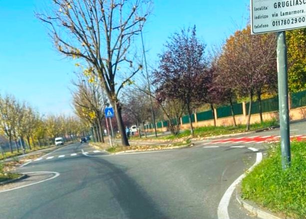 Grugliasco, il mezzo perde il gasolio lungo la strada: multa per il conducente di un autocarro