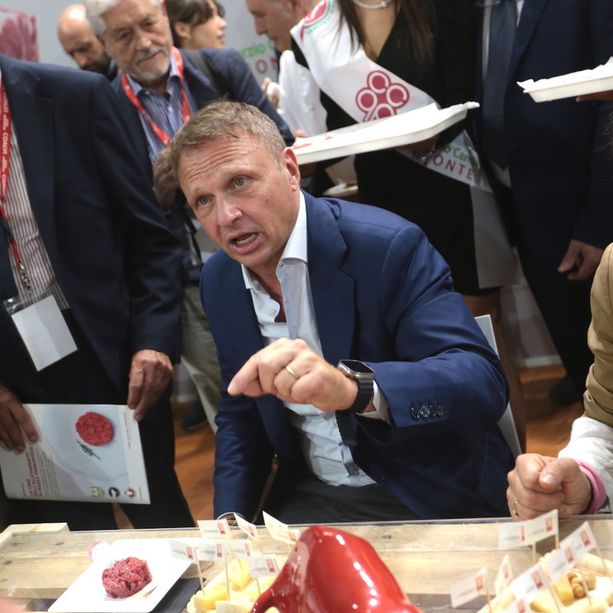 Con “Cavour&quot; e contro i gossip sulle Bermuda: Lollobrigida dal G7 a Torino “chiude” Terramadre tra carne cruda, mele e formaggi